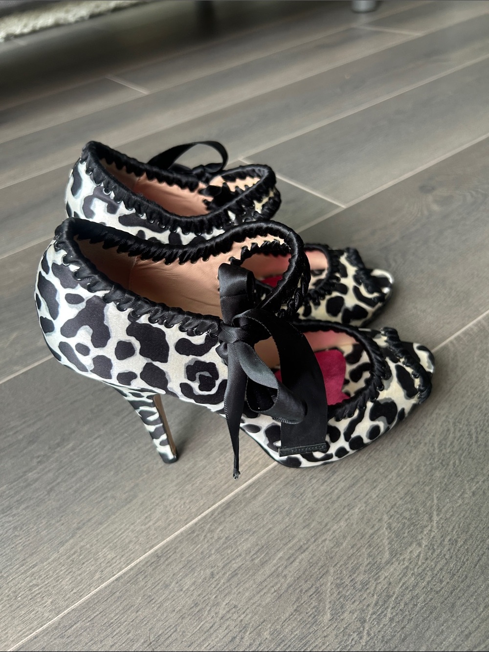 Betsey Johnson Mary Jane Bow Peep Toe Pumps Black White Animal Print Heels Sz 7 - Picture 4 of 15